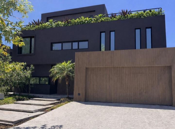 Casa · 378m² · 7 Ambientes · 2 Cocheras