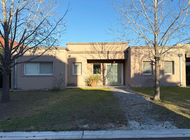 Casa · 220m² · 5 Ambientes · 2 Cocheras