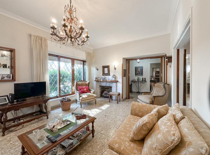 Casa · 244m² · 6 Ambientes · 3 Cocheras