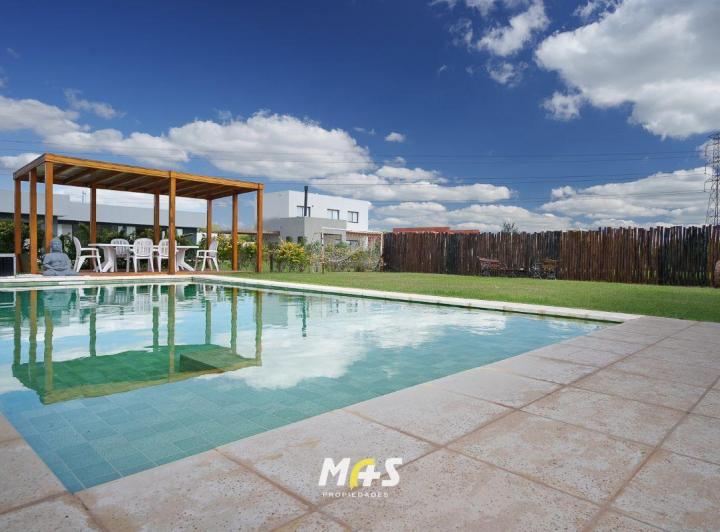 Casa · 260m² · 6 Ambientes · 2 Cocheras
