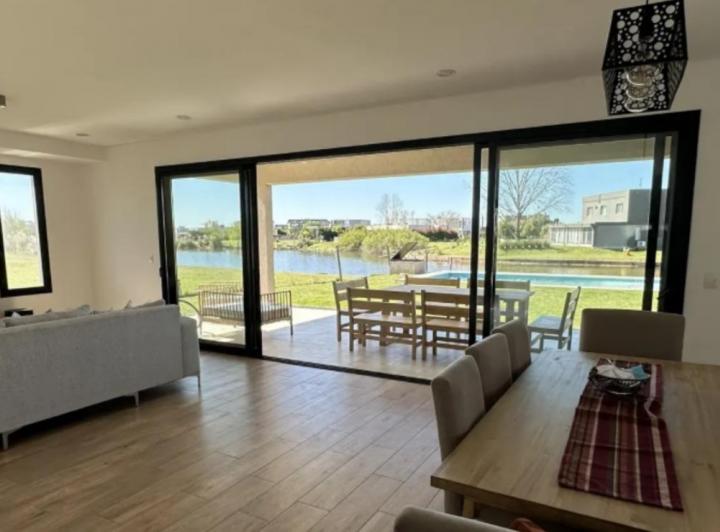 Casa · 270000m² · 6 Ambientes