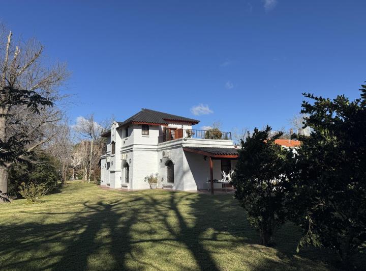 Casa · 250m² · 7 Ambientes · 2 Cocheras