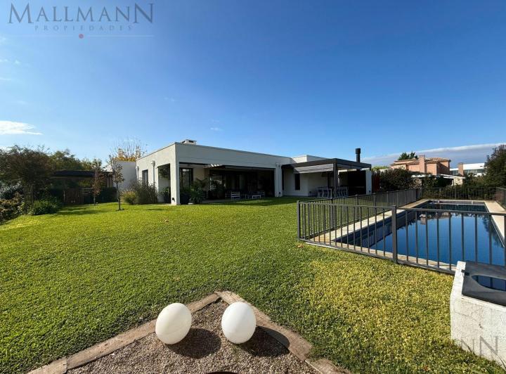 Casa · 228m² · 5 Ambientes · 2 Cocheras