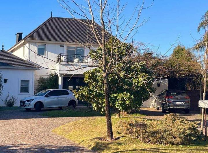 Casa · 340m² · 7 Ambientes · 1 Cochera