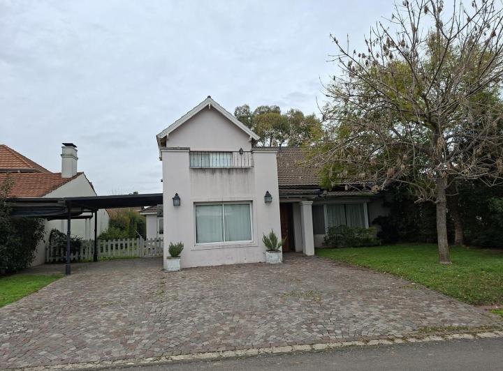 Casa · 304m² · 6 Ambientes · 3 Cocheras