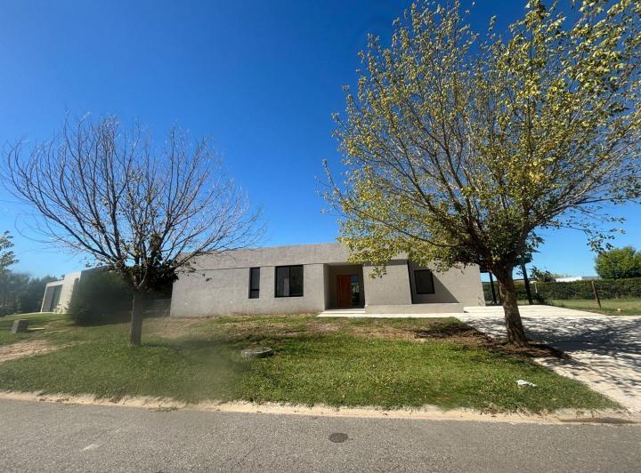 Casa · 806m² · 5 Ambientes · 1 Cochera