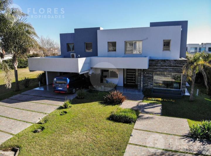 Casa · 450m² · 6 Ambientes · 3 Cocheras