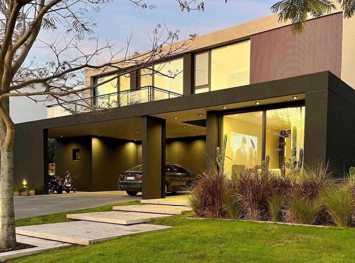 Casa · 285m² · 6 Ambientes · 2 Cocheras