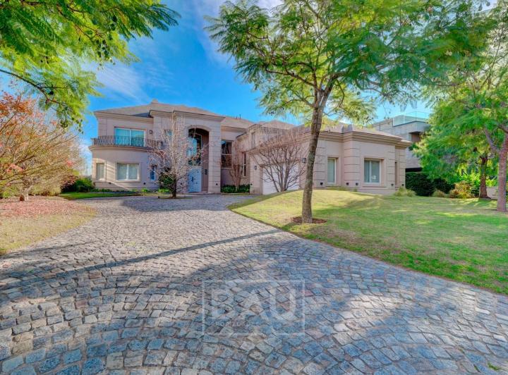 Casa · 561m² · 8 Ambientes · 4 Cocheras