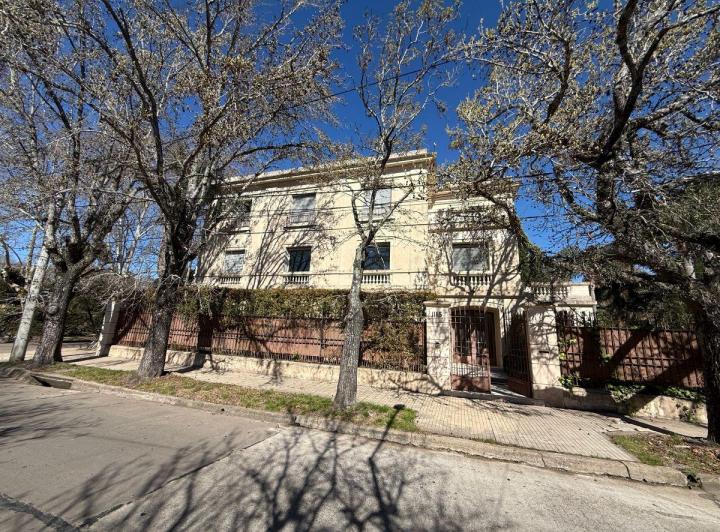 Casa · 987m² · 6 Ambientes · 4 Cocheras