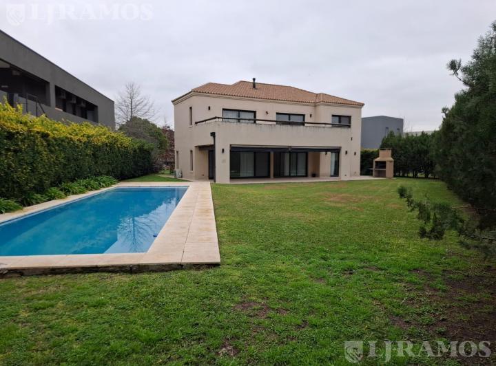 Casa · 296m² · 6 Ambientes · 4 Cocheras