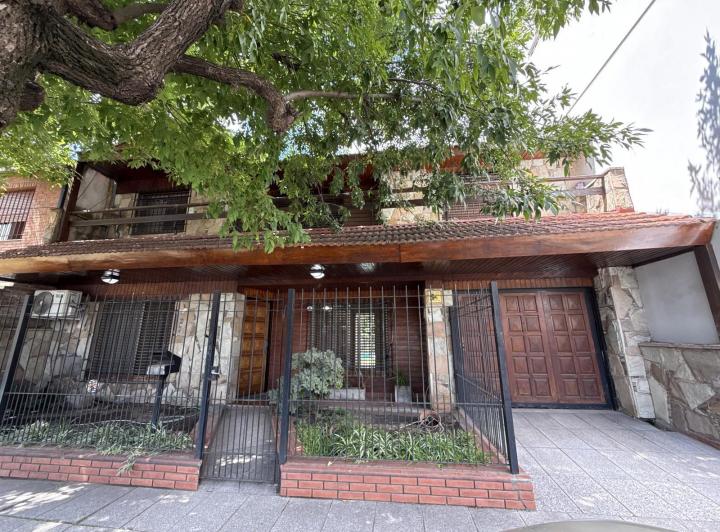 Casa · 200m² · 5 Ambientes · 1 Cochera