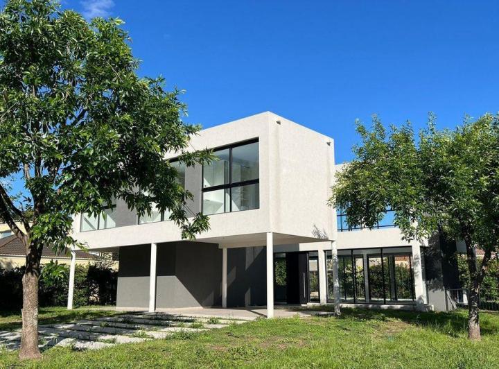 Casa · 250m² · 6 Ambientes · 2 Cocheras