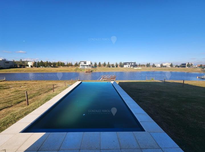 Casa · 250m² · 6 Ambientes · 3 Cocheras