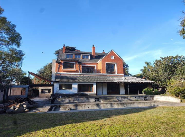 Casa · 900m² · 15 Ambientes · 6 Cocheras