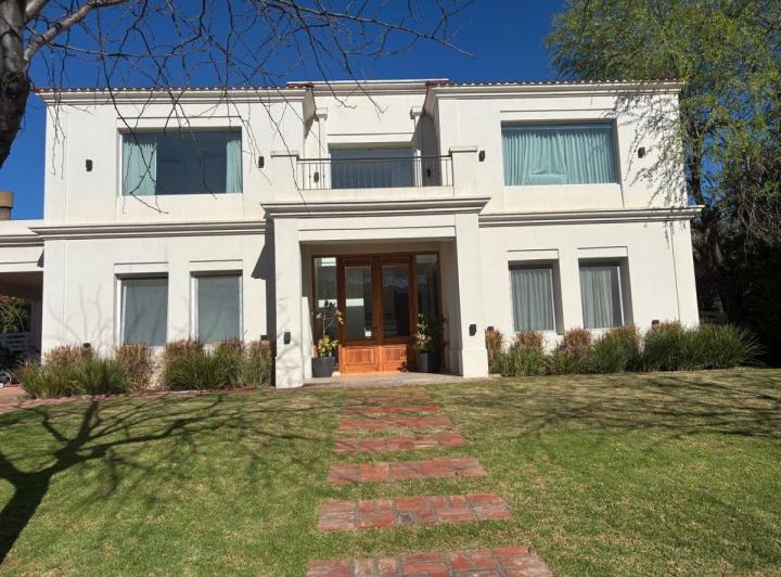 Casa · 330m² · 5 Ambientes · 4 Cocheras