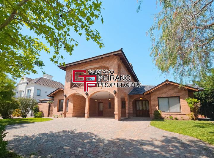 Casa · 297m² · 6 Ambientes · 2 Cocheras