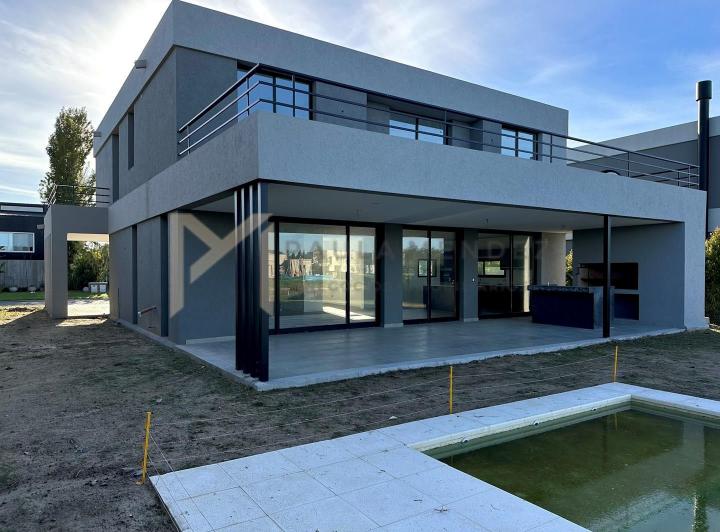 Casa · 235m² · 5 Ambientes · 2 Cocheras