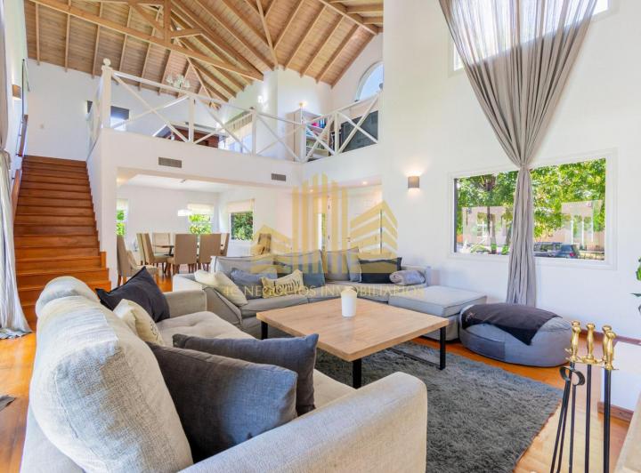 Casa · 373m² · 5 Ambientes · 3 Cocheras