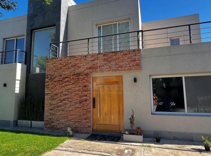 Casa · 225m² · 6 Ambientes · 2 Cocheras
