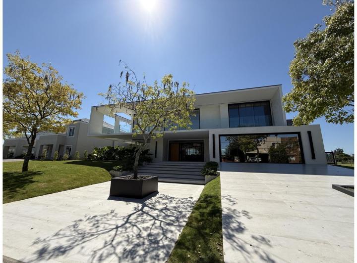 Casa · 473m² · 5 Dormitorios · 2 Cocheras