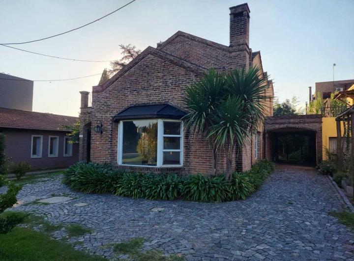 Casa · 200m² · 6 Ambientes · 1 Cochera