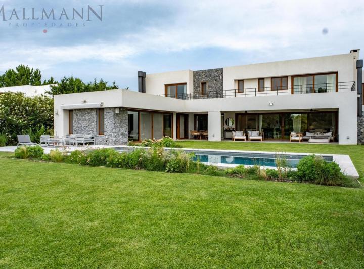 Casa · 477m² · 10 Ambientes · 1 Cochera