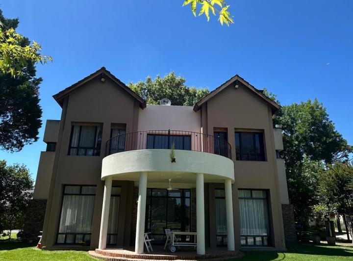 Casa · 1800m² · 5 Ambientes · 2 Cocheras
