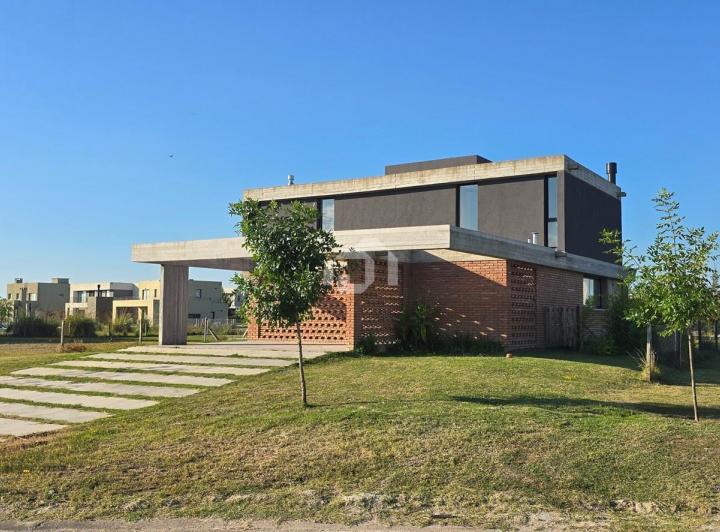 Casa · 215m² · 5 Ambientes · 2 Cocheras