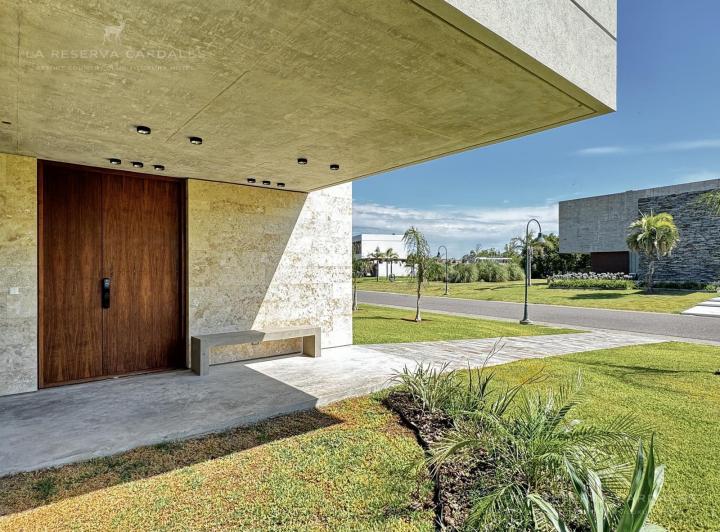 Casa · 294m² · 6 Ambientes · 2 Cocheras