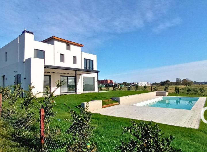 Casa · 217m² · 6 Ambientes · 4 Cocheras