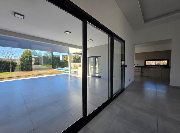 Casa · 218m² · 5 Ambientes · 3 Cocheras