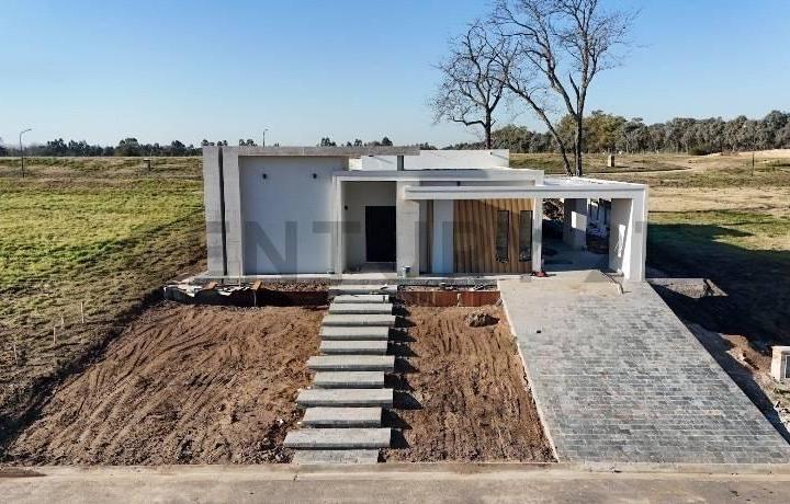 Casa · 399m² · 4 Ambientes · 6 Cocheras