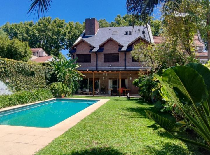 Casa · 430m² · 6 Ambientes · 2 Cocheras