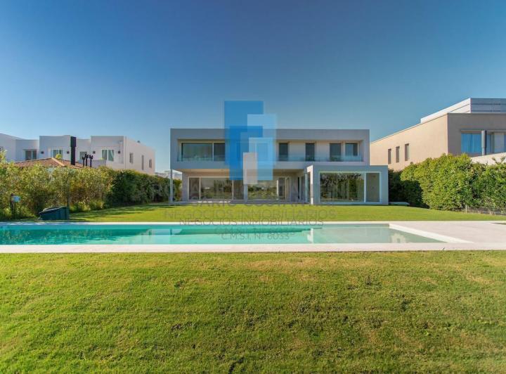 Casa · 629m² · 4 Dormitorios · 2 Cocheras
