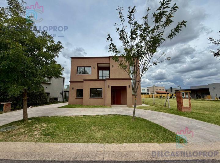 Casa · 220m² · 5 Ambientes · 3 Cocheras