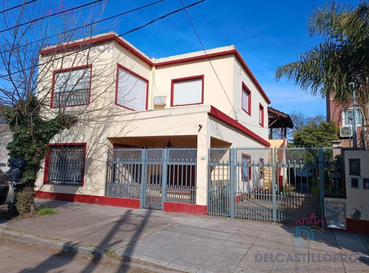 Casa · 220m² · 6 Ambientes · 2 Cocheras
