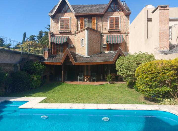 Casa · 217m² · 5 Ambientes · 2 Cocheras