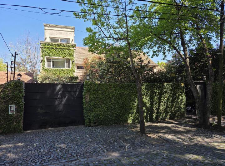 Casa · 480m² · 7 Ambientes · 6 Cocheras