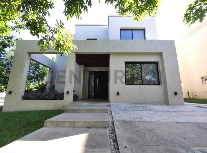 Casa · 230m² · 5 Ambientes · 3 Cocheras