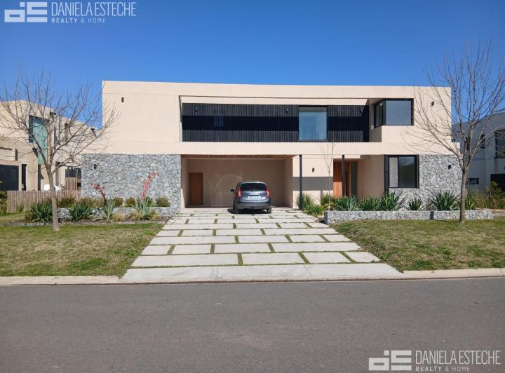 Casa · 319m² · 7 Ambientes · 4 Cocheras