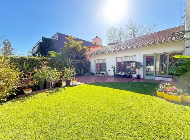 Casa · 222m² · 8 Ambientes · 3 Cocheras