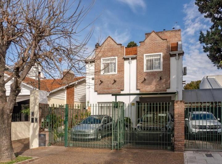 Casa · 196m² · 7 Ambientes · 2 Cocheras