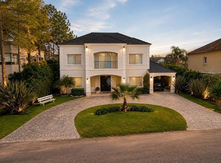 Casa · 320m² · 7 Ambientes · 2 Cocheras
