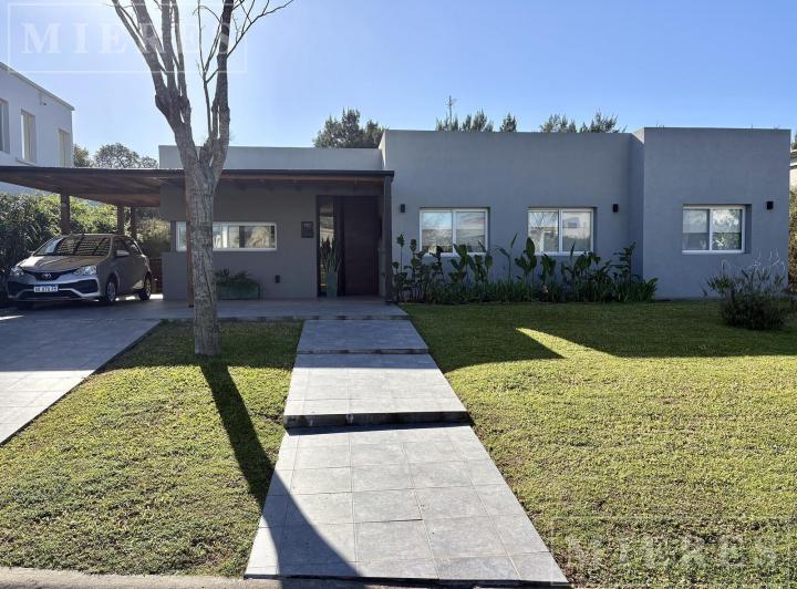 Casa · 185m² · 4 Ambientes · 2 Cocheras