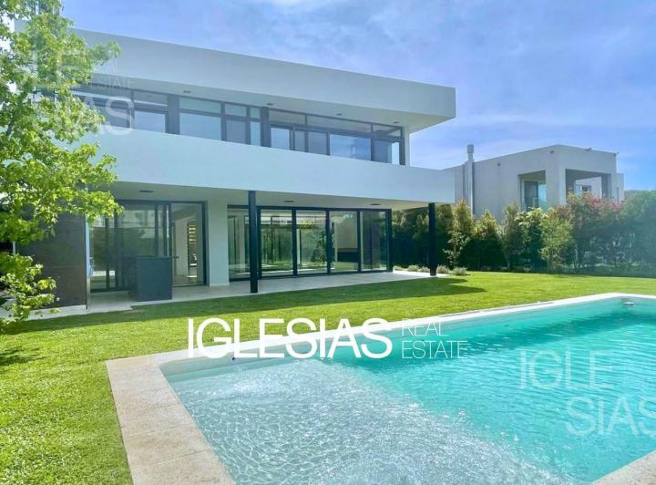 Casa · 395m² · 10 Ambientes · 3 Cocheras