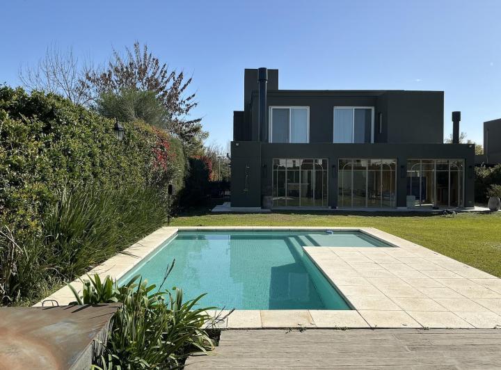 Casa · 335m² · 5 Ambientes · 2 Cocheras