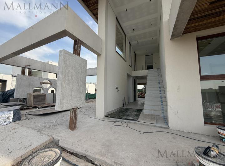 Casa · 228m² · 5 Ambientes · 4 Cocheras