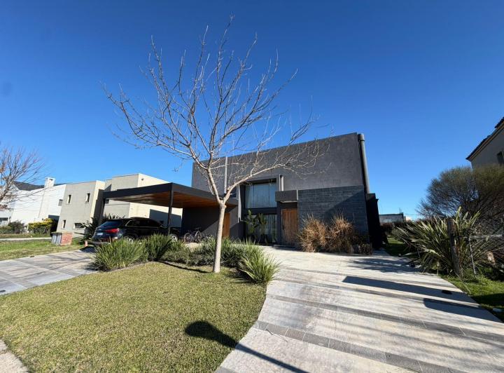 Casa · 174m² · 5 Ambientes · 2 Cocheras