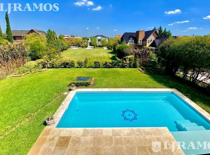 Casa · 400m² · 7 Ambientes · 2 Cocheras